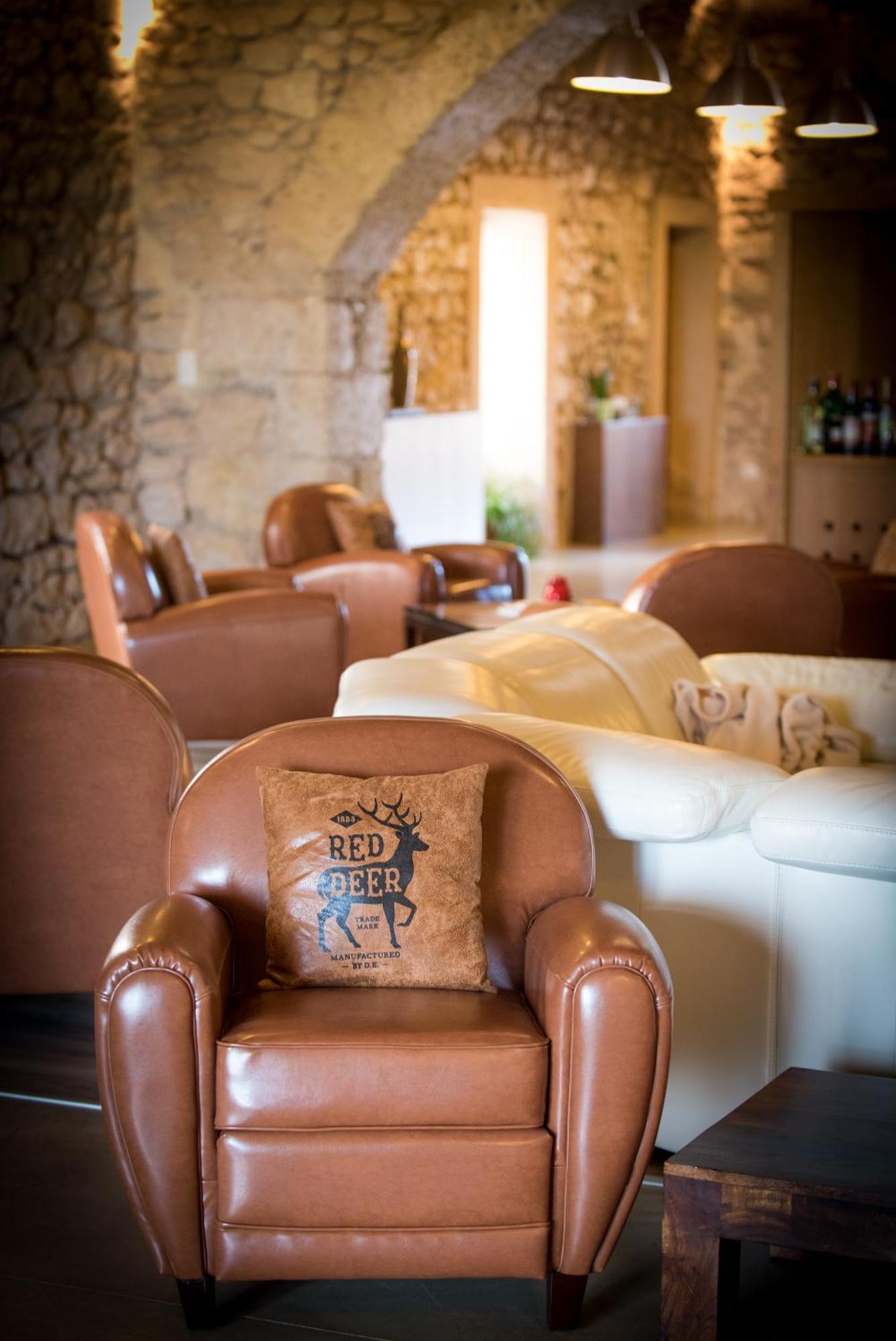 Hotel Le Relais De Pigasse Ouveillan Esterno foto
